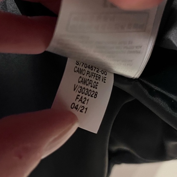 Boys Gap Camo Puffy Vest size Large - Picture 9 of 9